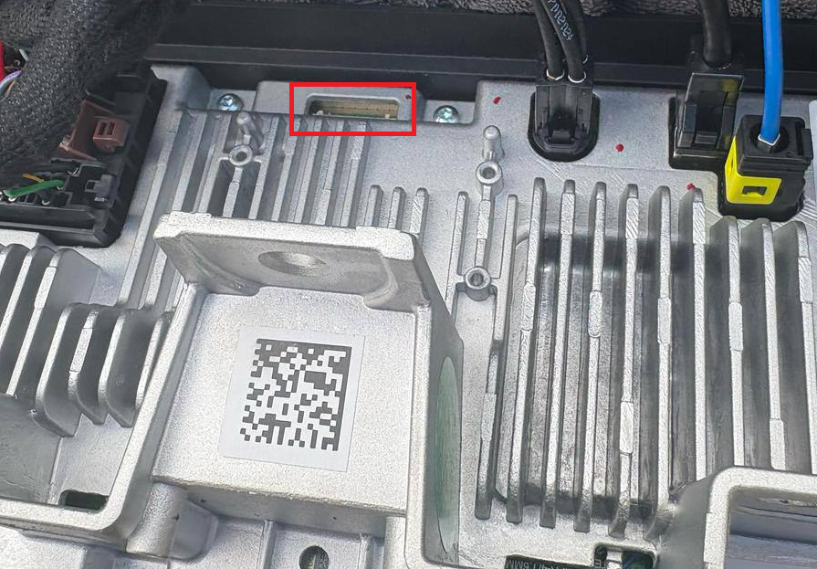 Задняя часть блока мультимедиа Geely